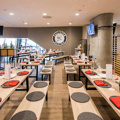 Franz Beckenbauer Lounge - eingedeckte Tisch, Bilder von Franz an der Wand