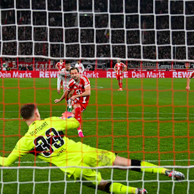 Harry Kane verwandelt den Elfmeter zum 4:0 im Bundesliga-Spiel des FC Bayern beim VfB Stuttgart