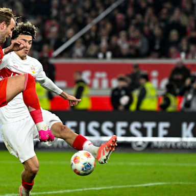 Harry Kane trifft zum 5:0 im Bundesliga-Spiel des FC Bayern beim VfB Stuttgart