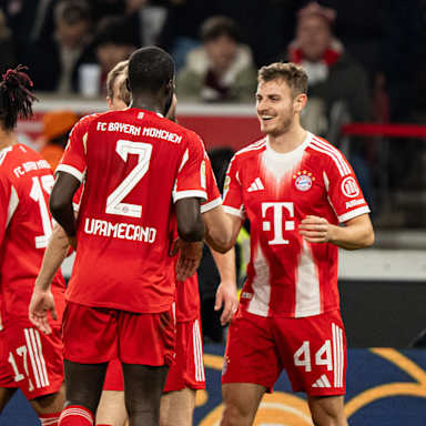 Josip Stanisic jubelt mit den Kollegen nach dem 3:0 im Bundesliga-Spiel des FC Bayern beim VfB Stuttgart