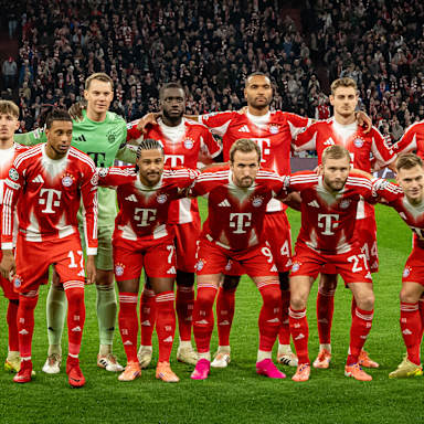 Teamfoto des FC Bayern vor dem Heimspiel gegen Sporting