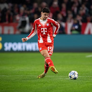 Aleksandar Pavlovic spielt einen Pass im Spiel gegen Sporting