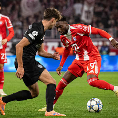 Alphonso Davies im Zweikampf mit einem Sporting-Spieler