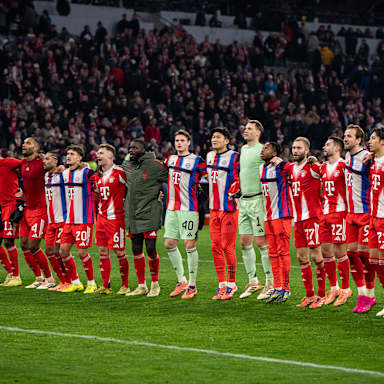 Spieler des FC Bayern hüpfen vor der Fankurve nach dem Sieg gegen Sporting