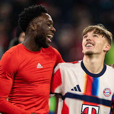 Alphonso Davies und Lennart Karl lachen Arm in Arm nach dem Spiel gegen Sporting
