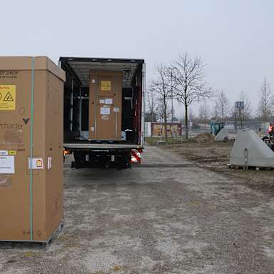 Eine E-Ladesäule für den Ladepark vor der Allianz Arena wird von einem LKW geliefert