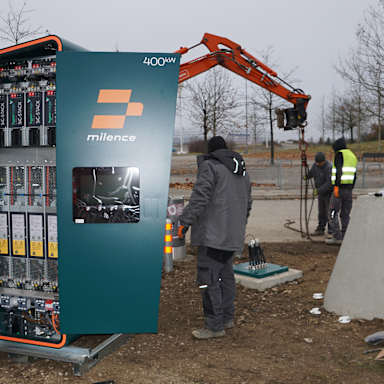 Eine E-Ladesäule für den E-Ladepark vor der Allianz Arena wird montiert von Arbeitern