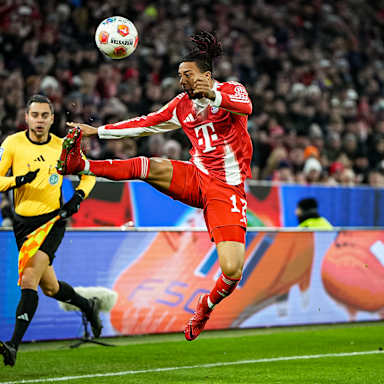 Michael Olise saugt den Ball herunter während des Bundesliga-Heimspiels des FC Bayern gegen den 1. FSV Mainz 05