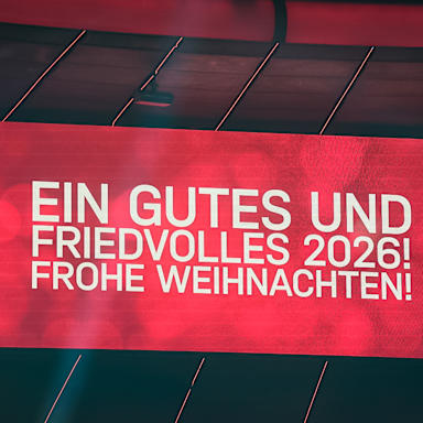 Weihnachtsgrafik auf dem Bildschirm in der Allianz Arena nach dem Heimspiel des FC Bayern gegen den 1. FSV Mainz 05 in der Bundesliga