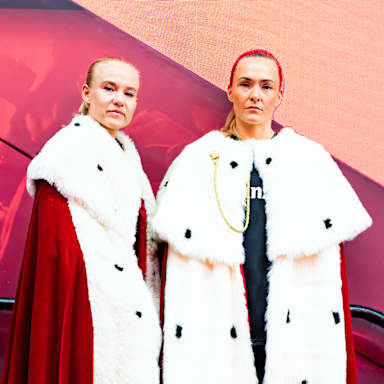 Pernille Harder und Magdalena Eriksson bei der Vertragsverlängerung in der Allianz Arena.