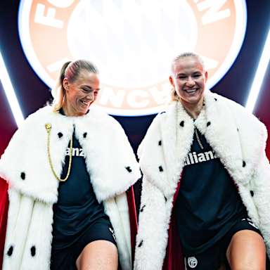 Pernille Harder und Magdalena Eriksson bei der Vertragsverlängerung in der Allianz Arena.