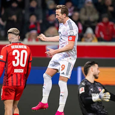 Harry Kane jubelt nach dem 4:0 im Bundesliga-Spiel des FC Bayern in Heideenheim