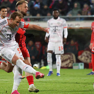 Harry Kane zieht ab zum 4:0 im Bundesliga-Spiel des FC Bayern in Heidenheim.