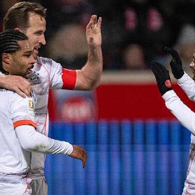 Harry Kane jubelt mit Serge Gnabry nach seinem 4:0 im Bundesliga-Spiel des FC Bayern in Heidenheim.