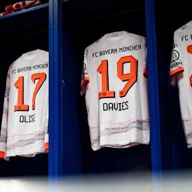 Weiße Auswärtstrikots des FC Bayern hängen in der Kabine in Heidenheim.