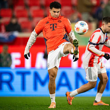 Luis Diaz beim Warm-Up vor dem Bundesliga-Spiel des FC Bayern in Heidenheim.