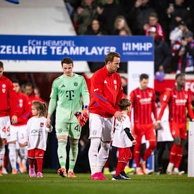 Teams betreten den Rasen im Bundesliga-Spiel des FC Bayern in Heidenheim.