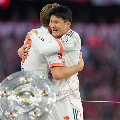 Der FC Bayern bejubelt den Gewinn der Deutschen Meisterschaft 2025 auf dem Rasen der Allianz Arena.