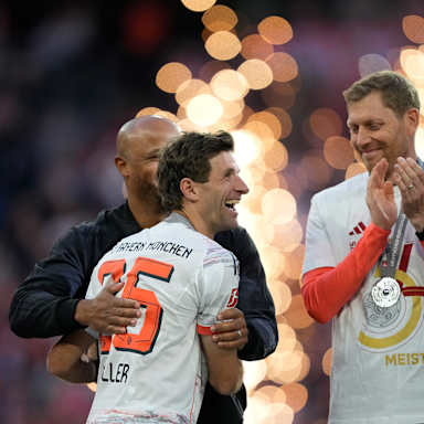 Der FC Bayern bejubelt den Gewinn der Deutschen Meisterschaft 2025 auf dem Rasen der Allianz Arena.