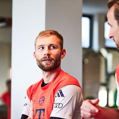 Konrad Laimer und Harry Kane beim Warm-up im Leistungszentrum vor dem Trainingsstart des FC Bayern im Jahr 2026.
