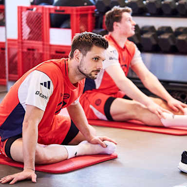 Sven Ulreich dehnt sich im Leistungszentrum vor dem Trainingsstart des FC Bayern im Jahr 2026.