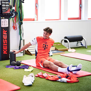 Lennart Karl und Tom Bischof bei Dehnübungen vor dem Trainingsstart des FC Bayern im Jahr 2026.