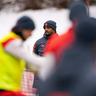 Vincent Kompany beobachtet das Training des FC Bayern