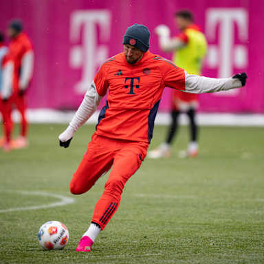 Harry Kane schießt im Training des FC Bayern