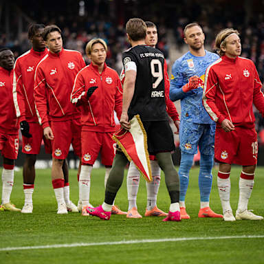 Shakehands der Spieler vor dem Testspiel des FC Bayern bei Red Bull Salzburg