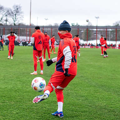 Lennart Karl jongliert mit dem Ball im öffentlichen Training des FC Bayern vor Fans