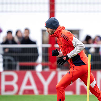 Konrad Laimer beim Warm-Up im öffentlichen Training des FC Bayern vor Fans