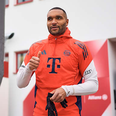 Jonathan Tah kommt aus der Kabine des FC Bayern und zeigt einen Daumen hoch