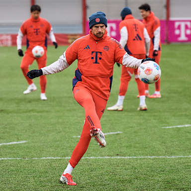 Leon Goretzka schießt einen Ball im Training des FC Bayern