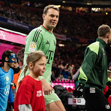 Manuel Neuer beim Einlauf in die Allianz Arena im Bundesliga-Spiel des FC Bayern gegen den VfL Wolfsburg