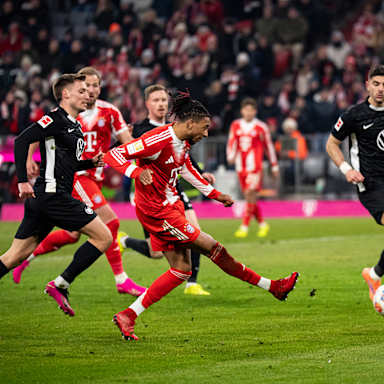 Michael Olise schießt zum 7:1 im Bundesliga-Spiel des FC Bayern gegen den VfL Wolfsburg