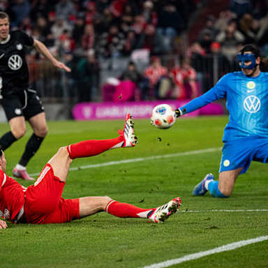 Leon Goretzka grätscht den Ball zum 8:1 auf den Kasten der Gäste im Bundesliga-Spiel des FC Bayern gegen den VfL Wolfsburg
