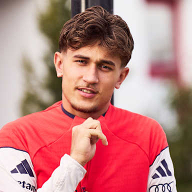 Tom Bischof auf dem Werg zum Platz im Training des FC Bayern vor dem Bundesliga-Spiel beim 1. FC Köln