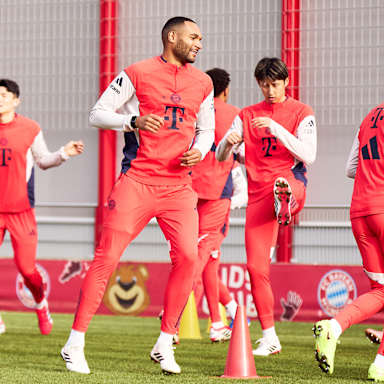 Jonathan Tah und Kollegen beim Warmlaufen im Training des FC Bayern vor dem Bundesliga-Spiel beim 1. FC Köln