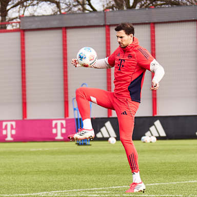 Leon Goretzka jongliert den Ball im Training des FC Bayern vor dem Bundesliga-Spiel beim 1. FC Köln