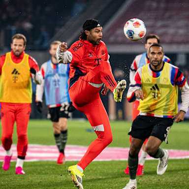 Serge Gnabry beim Warm-Up vor dem Bundesliga-Spiel des FC Bayern beim 1. FC Köln.