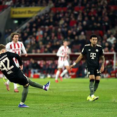 Lennart Karl schiebt ein zum 3:1 im Bundesliga-Spiel des FC Bayern beim 1. FC Köln