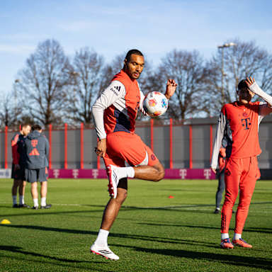 Jonathan Tah nimmt einen Ball mit der Hacke mit im Training des FC Bayern