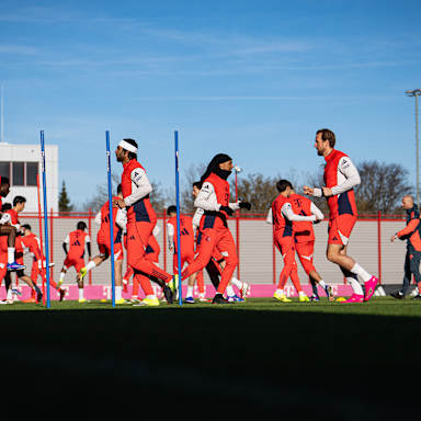 Spieler des FC Bayern laufen sich im Training warm