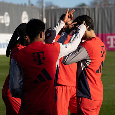 Spieler des FC Bayern schnippsen das Ohr von Hiroki Ito