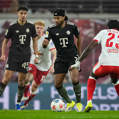 Serge Gnabry mit Ball am Fuß während des Gastspiels des FC Bayern in der Bundesliga bei RB Leipzig