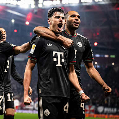 Jonathan Tah, Serge Gnabry und Alphonso Davies jubeln während des Gastspiels des FC Bayern in der Bundesliga bei RB Leipzig