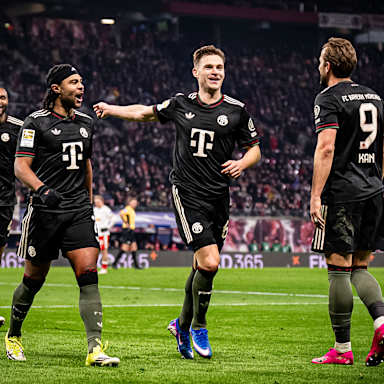 Joshua Kimmich läuft freudestrahlend auf Harry Kane zu während des Gastspiels des FC Bayern in der Bundesliga bei RB Leipzig