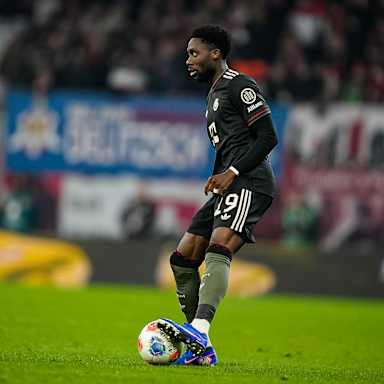 Alphonso Davies mit Ball am Fuß während des Gastspiels des FC Bayern in der Bundesliga bei RB Leipzig