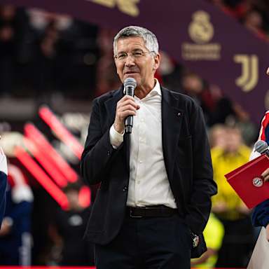 Herbert Hainer spricht zu den Fans im SAP Garden nach dem FC Bayern Legends Cup