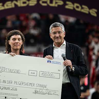 Herbert Hainer bei der Scheckübergabe des FC Bayern Hilfe eV an ein Projekt für Wohnungslose im Rahmen des FC Bayern Legends Cup